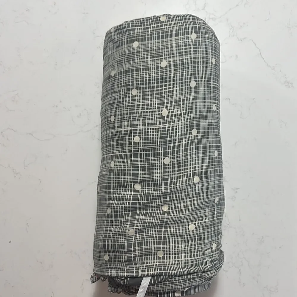 Ienjoyhome Queen duvet cover.  NWOT.  Includes two standard pillowcase shams.